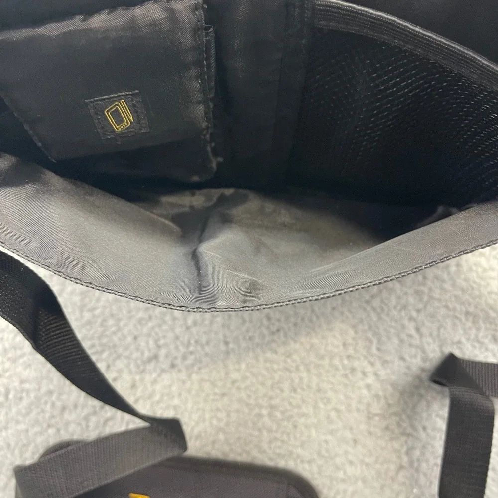 Targus TSM148US TSM148-50 CityGear Mini‎ Messenger Bag Compact tech shoulder bag